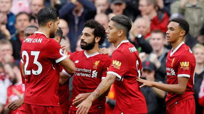 محمد صلاح يحتفل بهدفه مع زملائه