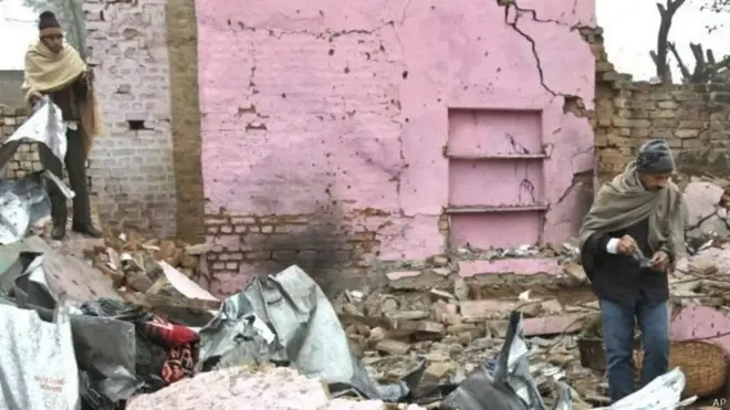 کشمیر میں ایل او سی کے پاس ایک گاؤں کا منظر