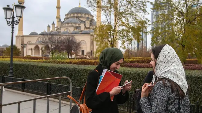 Правозащитники говорят, что многие женщины видят в работе комиссии по воссоединению семей возможность снова жить со совими детьми, которых у них часто забирают во время разводов