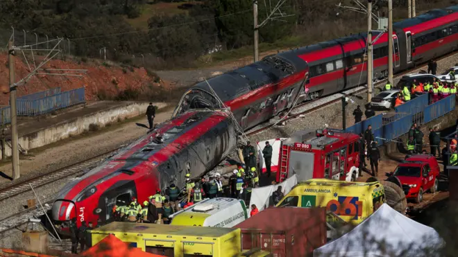 İspanyol Sivil Muhafız üyeleri, diğer acil durum personeli ile birlikte, İspanya'nın Cordoba kentindeki Adamuz yakınlarında iki yüksek hızlı trenin ölümcül bir kazaya karıştığı olay yerinde, kazaya karışan trenlerden birinin yanında çalışıyorlar.