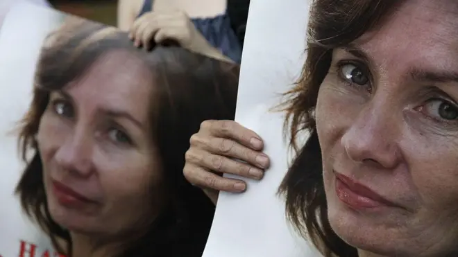 Руки с портретом Натальи Эстемировой