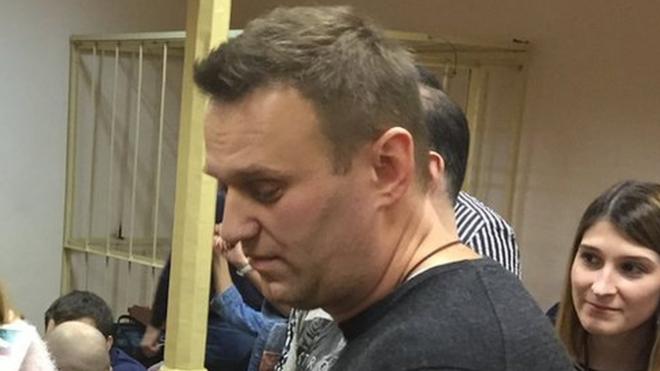 Алексей Навальный общается с журналистами в Ленинском райсуде Кирова
