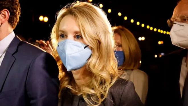 홈스는 판결 전 다음 주 보석 심리를 앞두고 있다