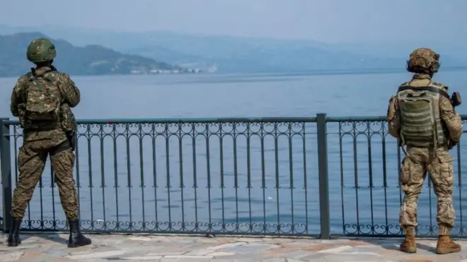 Umusirikare w'u Rwanda ibumoso n'uwa RD Congo iburyo bacunze umutekano ku kiyaga cya Kivu i Goma uyu munsi kuwa gatandatu