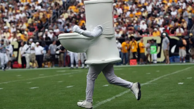Un hombre vestido de inodoro corriendo en un partido de fútbol americano en Denver, Colorado