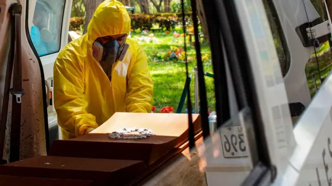 Carro funerario en Perú.