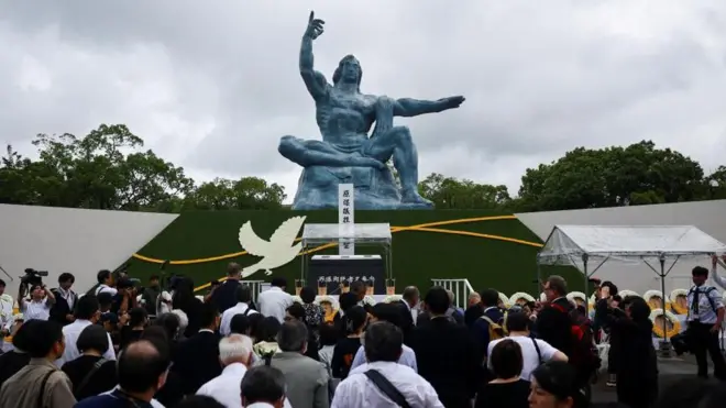 長崎の平和祈念像の前に、大勢が集まっている