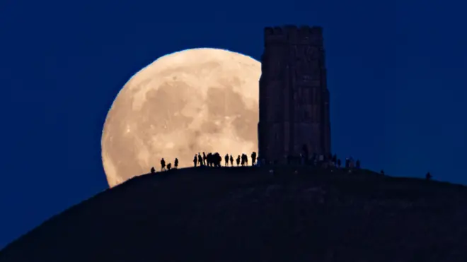 د انګلستان ګالسټونبري تورکې بشپړه سپوږمۍ راپورته کېږي
