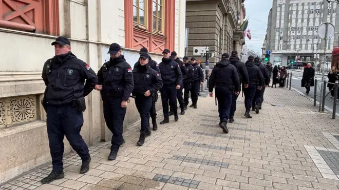 полиција испред ректората