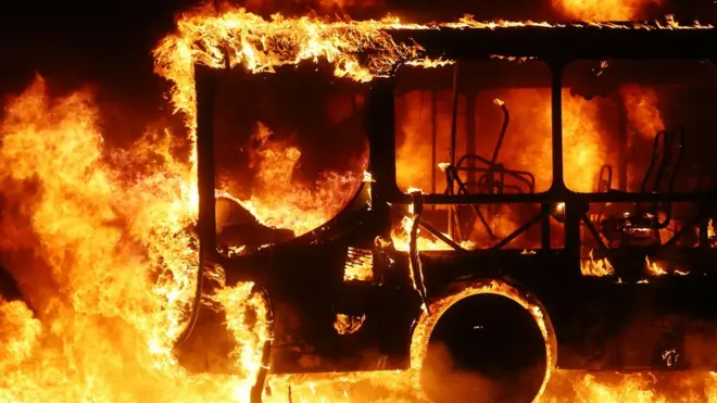 تعرضت 8 حافلات نقل عام للاحتراق