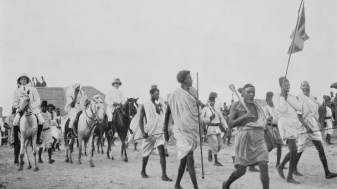 Sultan entering Mogadishu to visit governor