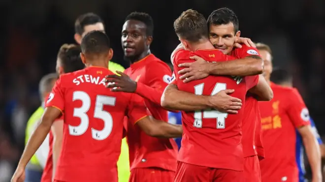 Liverpool'un gollerini atan Lovren ve Handerson maç sonrası birbirlerini tebrik ediyor