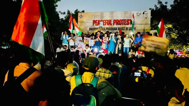 कॉकरोच जनता पार्टी के प्रमुख अभिजीत दीपके दिल्ली के जंतर-मंतर पर प्रदर्शन कर रहे हैं