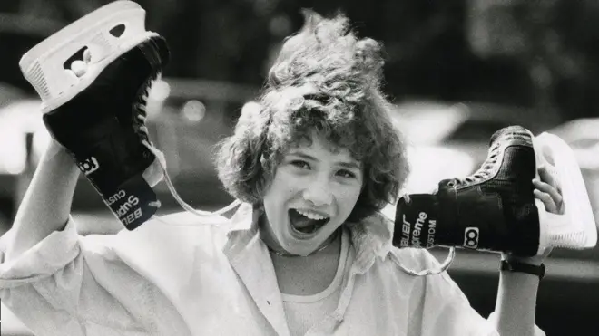 جاستین بلینی در نوجوانی همراه با کفش‌های اسکیت‌ روی یخ‌اش