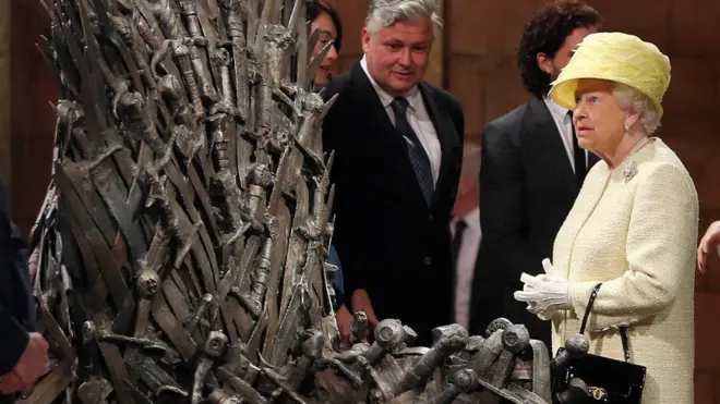 Даже королева Великобритании не осталась равнодушной к трону из сериала