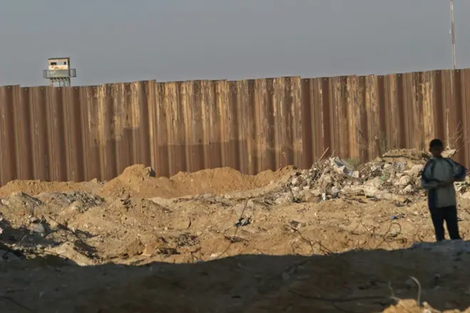 مصر حذرت إسرائيل مع بدء الحرب من تنفيذ أي عمليات أو أنشطة عسكرية في المنطقة العازل. 