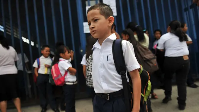 Como cada vez nacen menos niños en Costa Rica, cada vez menos niños van a la escuela.