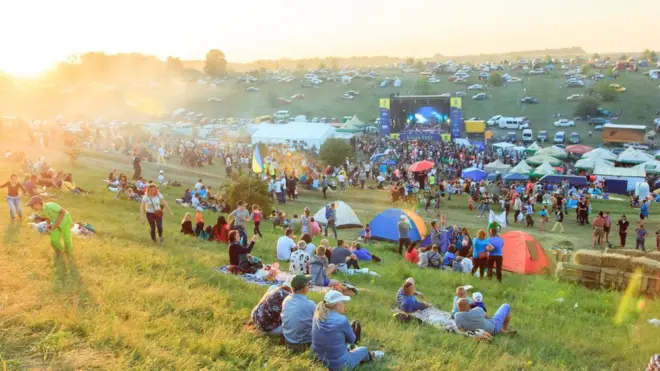 Фото фестивалю Kozak FEST з попередніх років. Сам захід проходить у балці, яку в суботу затопила злива
