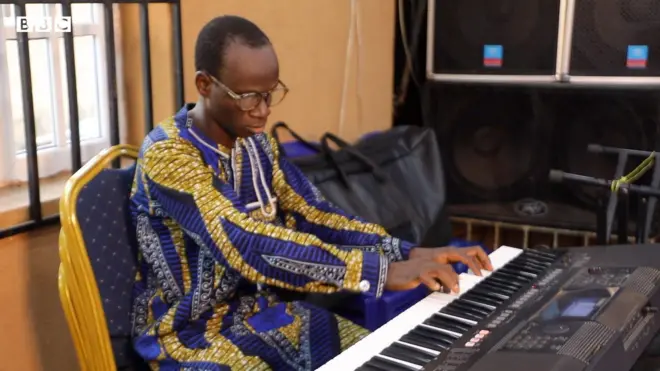 Aworan akọrin Israel Ayanfe to ni ipenija oju