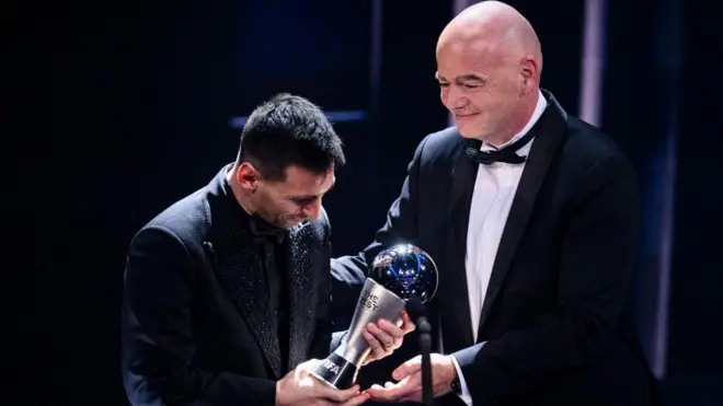 لیونل مسی جایزهاش را از جانی اینفانتینو، رئیس فیفا گرفت