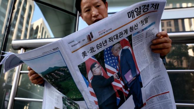 韩国报纸以头条新闻方式报道金正恩和特朗普的见面。