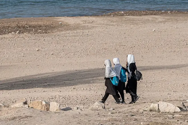په افغانستان کې درې زده کوونکي ښوونځي ته پر لاره دي.