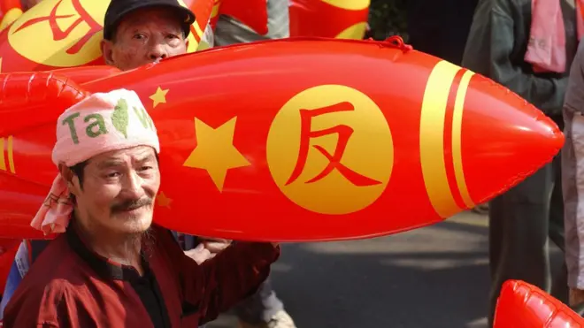 Кытайдын ракеталарынан Тайвань кооптонот. Сүрөттө Тайвандагы демонстрация