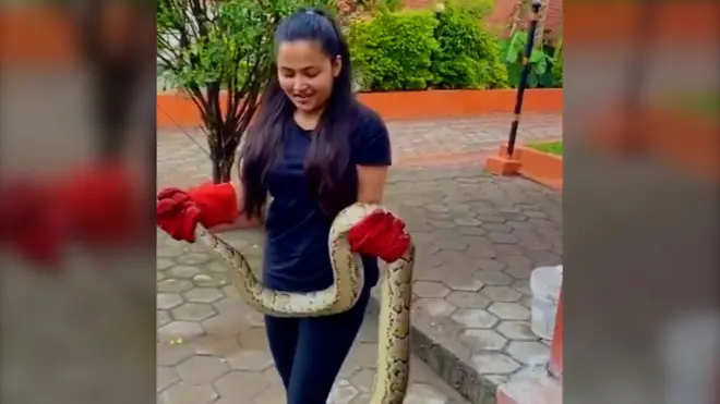 "केटी मान्छे भएर पनि किन सर्प समाउने काम गरेको भनेर धेरैले भन्ने गर्नुहुन्छ।"