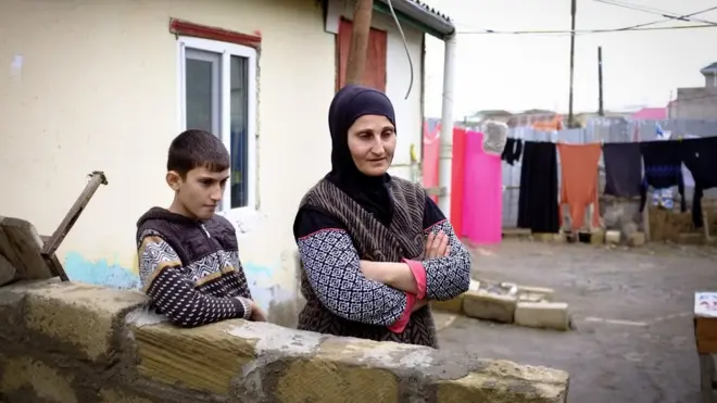 Hamam sakinləri burda yaşamaqdan beziblər. Rütubət və soyuq, demək olar ki, hər sakində bir xəstəliyə səbəb olub.