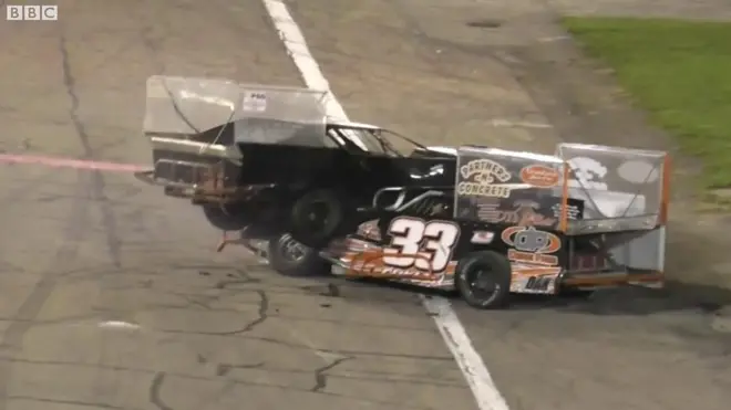 После аварии гонщик решил "отомстить" сопернику и совершил наезд.