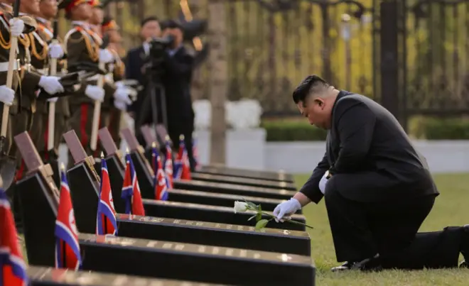 김정은 북한 국무위원장이 참석한 가운데 지난 26일 평양에서 러시아 쿠르스크 해방작전 종결 1주년을 맞아 ‘외군사작전 전투위훈기념관’ 준공식이 열렸다고 조선중앙통신이 27일 보도했다. 김 위원장이 묘역에 헌화하는 모습