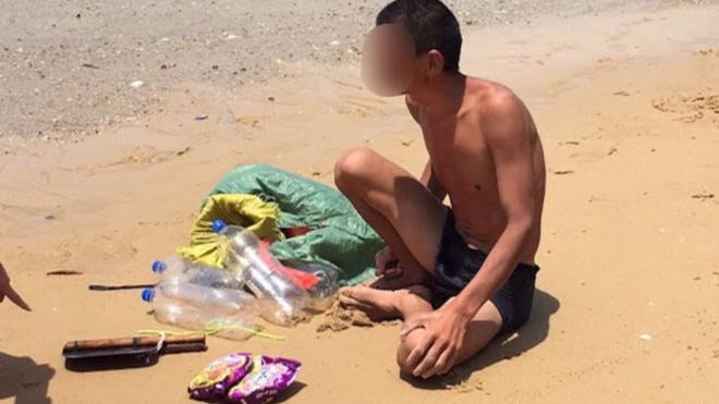 43岁的大陆男子8月9日以宝特瓶制成的浮具，带上两袋泡面，从福建省漳州港泳渡至金门。