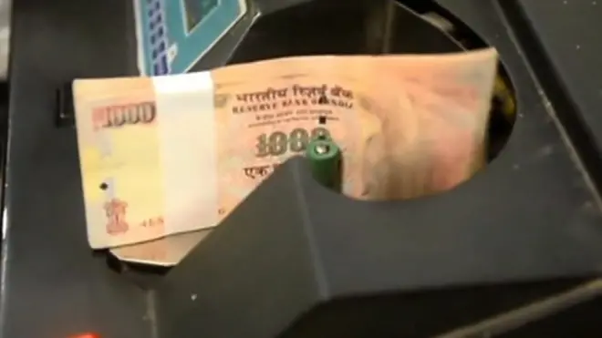 انڈین میں پانچ سو اور ہزار روپے کے کرنسی نوٹوں کو اچانک منسوخ کرنے سے ایک بحرانی کیفیت پیدا ہو گئی ہے