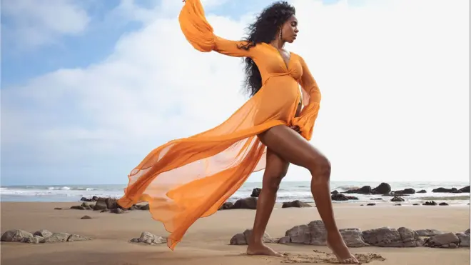 Kelly Rowland dey expect her second child at 39.