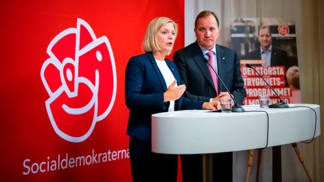 رئيس الوزراء ستيفن لوفان ووزيرة المالية ماجدولينا أندرسون أثناء كلمتهم لمؤيديهم في مبنى الحزب في ستوكهولم. 28 أغسطس/آب 2018