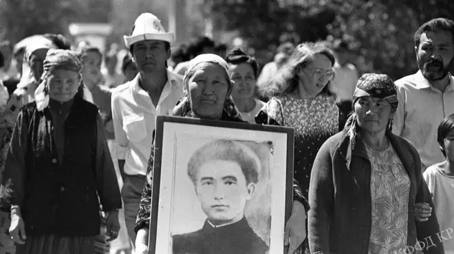 Төрөкул Айтматовдун жакындары Эски аянттагы эскерүү митингиси учурунда. 1991-жыл