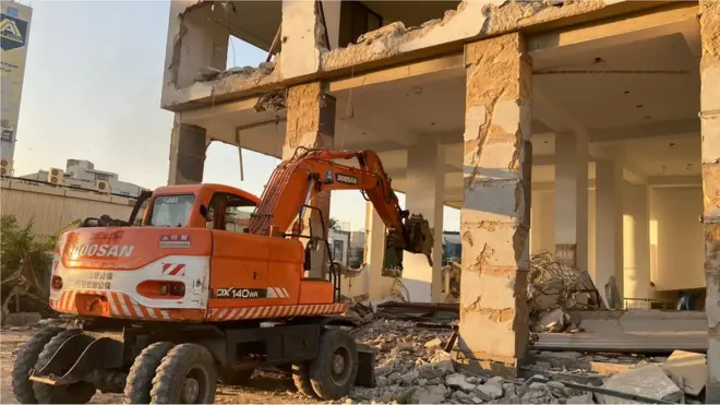 عدالت کی جانب سے حکم کے بعد نسلہ ٹاور کو مسمار کرنے کا کام شروع کر دیا گیا ہے