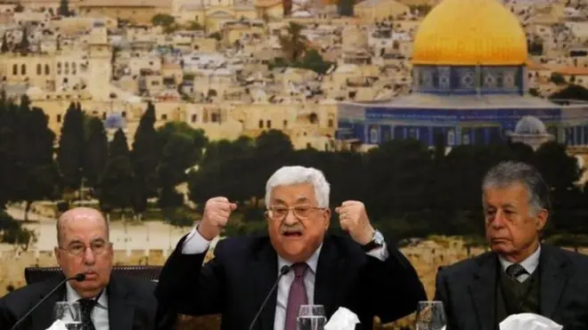 Mahmoud Abbas (tengah) berpidato selama dua jam dalam pertemuan para pemimpin Palestina di Ramallah.