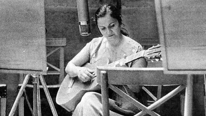 Violeta Parra grabando en Santiago en 1957 (crédito de foto: Fundación Violeta Parra).