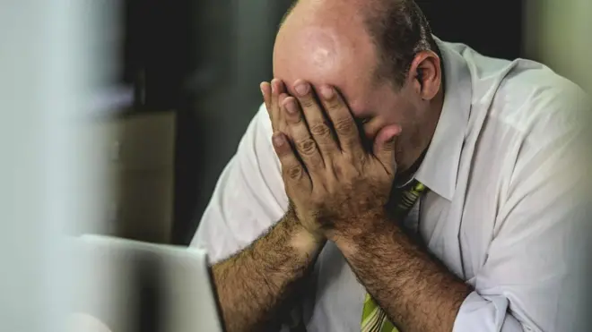 Мужчина за ноутбуком