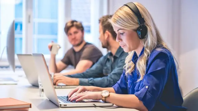 Найпоширенішим засобом показати іншим, що ви зайняті, є навушники.