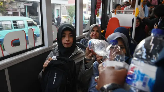 Penumpang Bus Suroboyo bisa membayar sampah plastik kepada petugas di dalam bus.