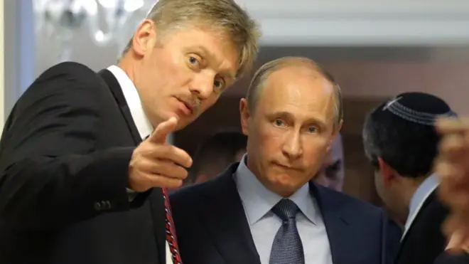 Kremlin Sözcüsü Peskov (solda) Putin'in en yakın çalışma arkadaşlarından birisi