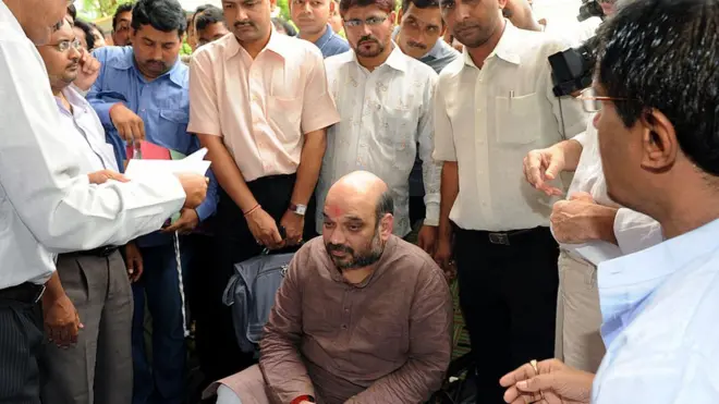 25 જુલાઈ 2010, અમિત શાહ સીબીઆઈ અધિકારીઓ વચ્ચે