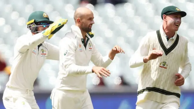 نیتھن لیون کے ٹیسٹ کریئر میں یہ 16واں موقع ہے کہ انھوں نے میچ کی ایک اننگز میں پانچ وکٹیں لی ہیں