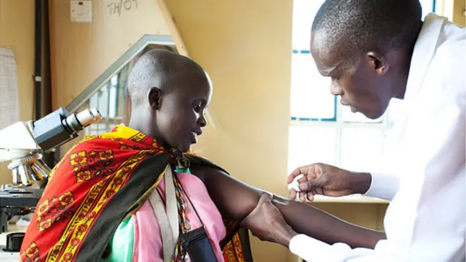 Médecin préparant un patient pour une injection
