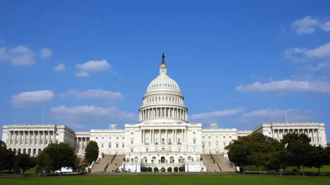 Сердце американской политики тоже оказалось в центре скандала. Согласно показаниям жертв, "рыльце в пушку" и у республиканцев, и у демократов