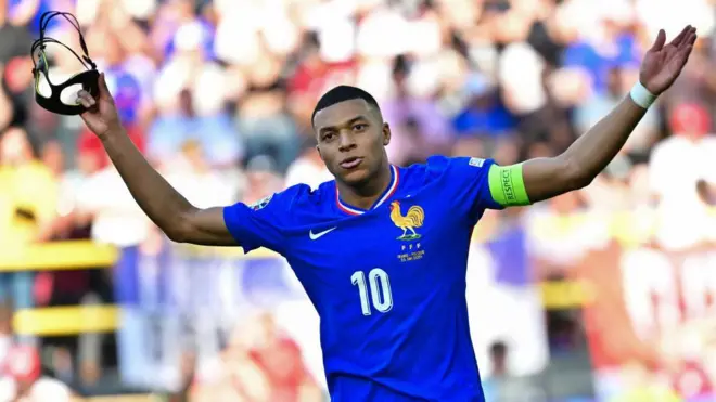 Kylian Mbappe score against Poland