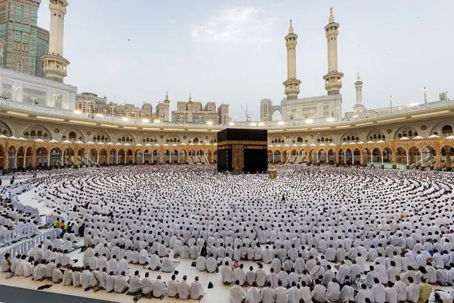 Des fidèles musulmans se rassemblent autour de la Kaaba, le lieu le plus sacré de l'islam, dans le complexe de la Grande Mosquée de La Mecque, ville sainte d'Arabie saoudite, le 20 mars 2026, pour la prière de l'Aïd el-Fitr, marquant la fin du mois sacré du Ramadan. 