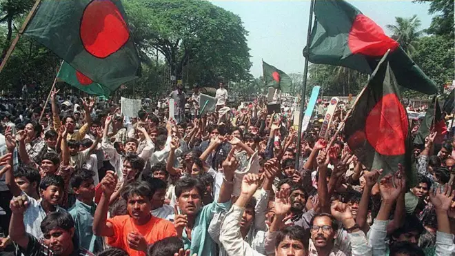 বাংলাদেশ আইসিসি ট্রফি জয়ের পর ঢাকার রাস্তায় মানুষের উল্লাস